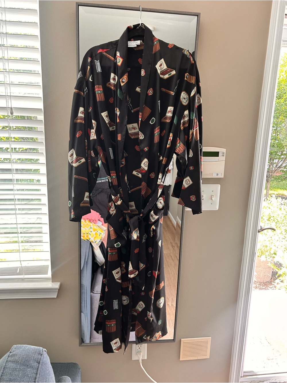 WinterSilks Vintage Black 100% Silk Long Robe with Cigar Print with belt - Picture 3 of 5